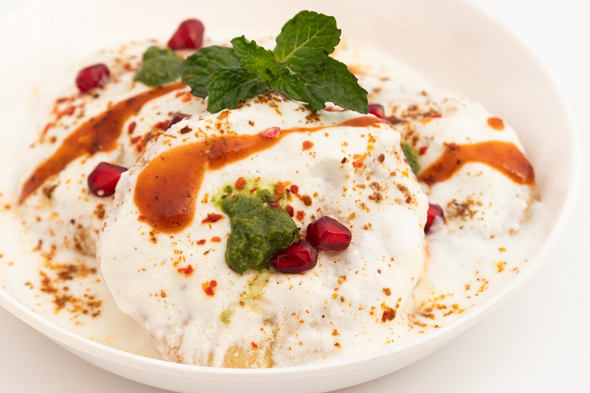 Prepared with a rich blend of dal dumplings topped with chutneys, curd and salad, dahi bhalle is a well-loved street snack