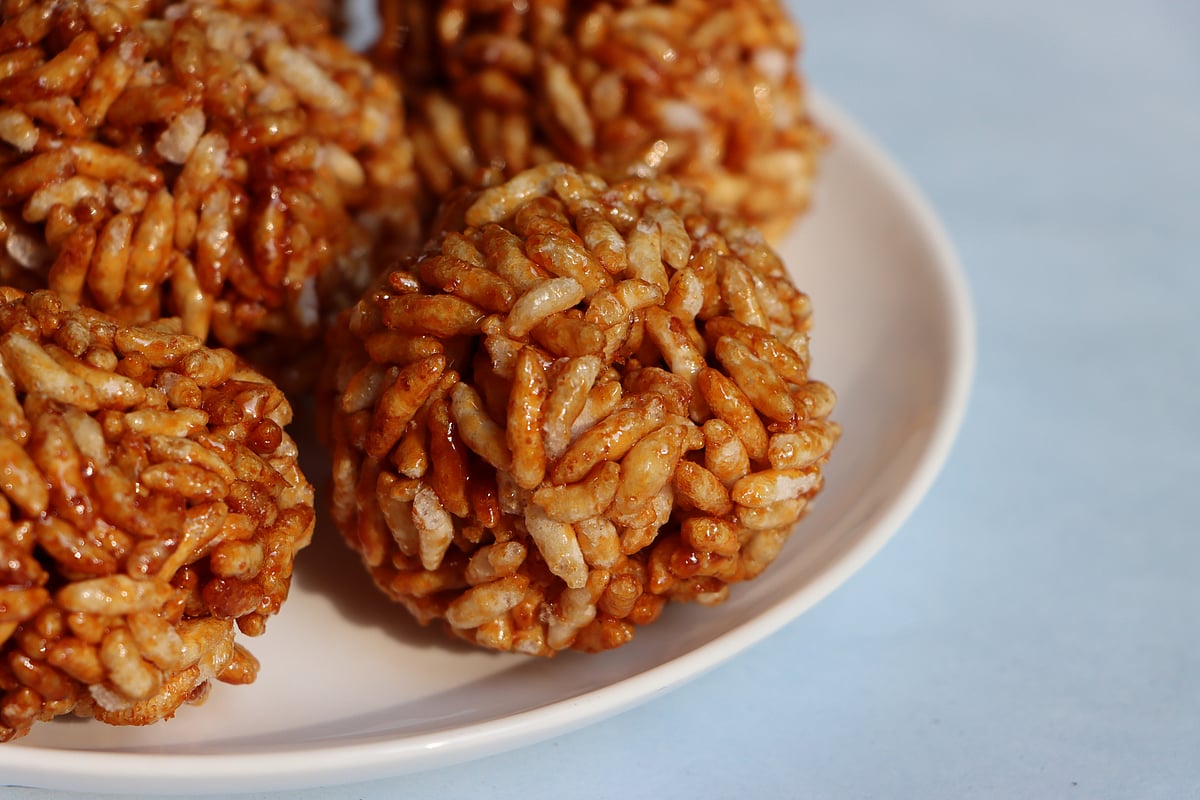 Made from puffed rice, murmure ke laddoo is a light and filling dessert that is frequently consumed during Lohri