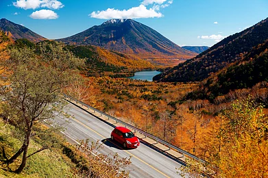 CHEN MIN CHUN/Shutterstock : A car drives along a mountain highway near Nikkō National Park in Japan