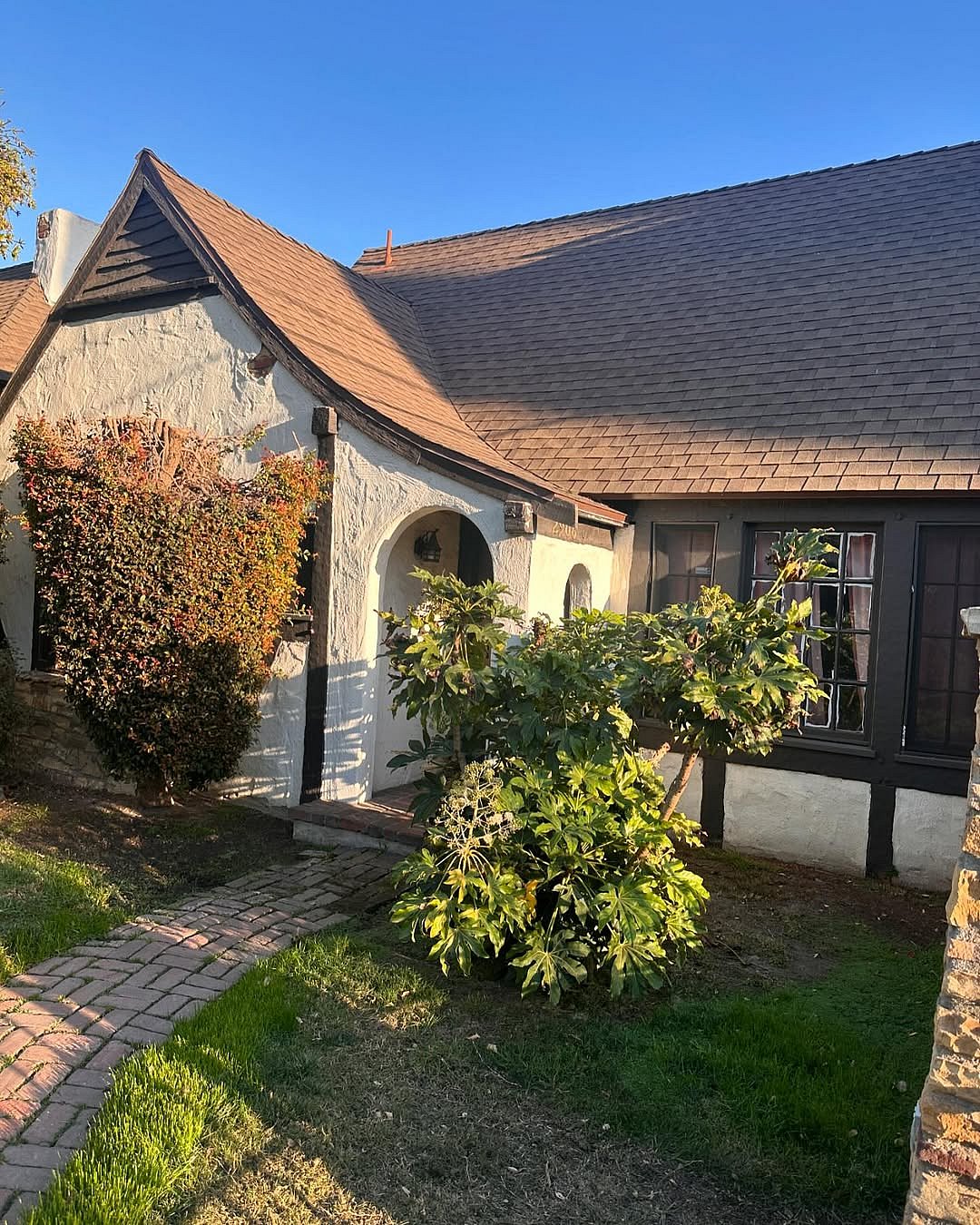 Th Il Borghese is located near the corner of North Sycamore Avenue and Rosewood Avenue