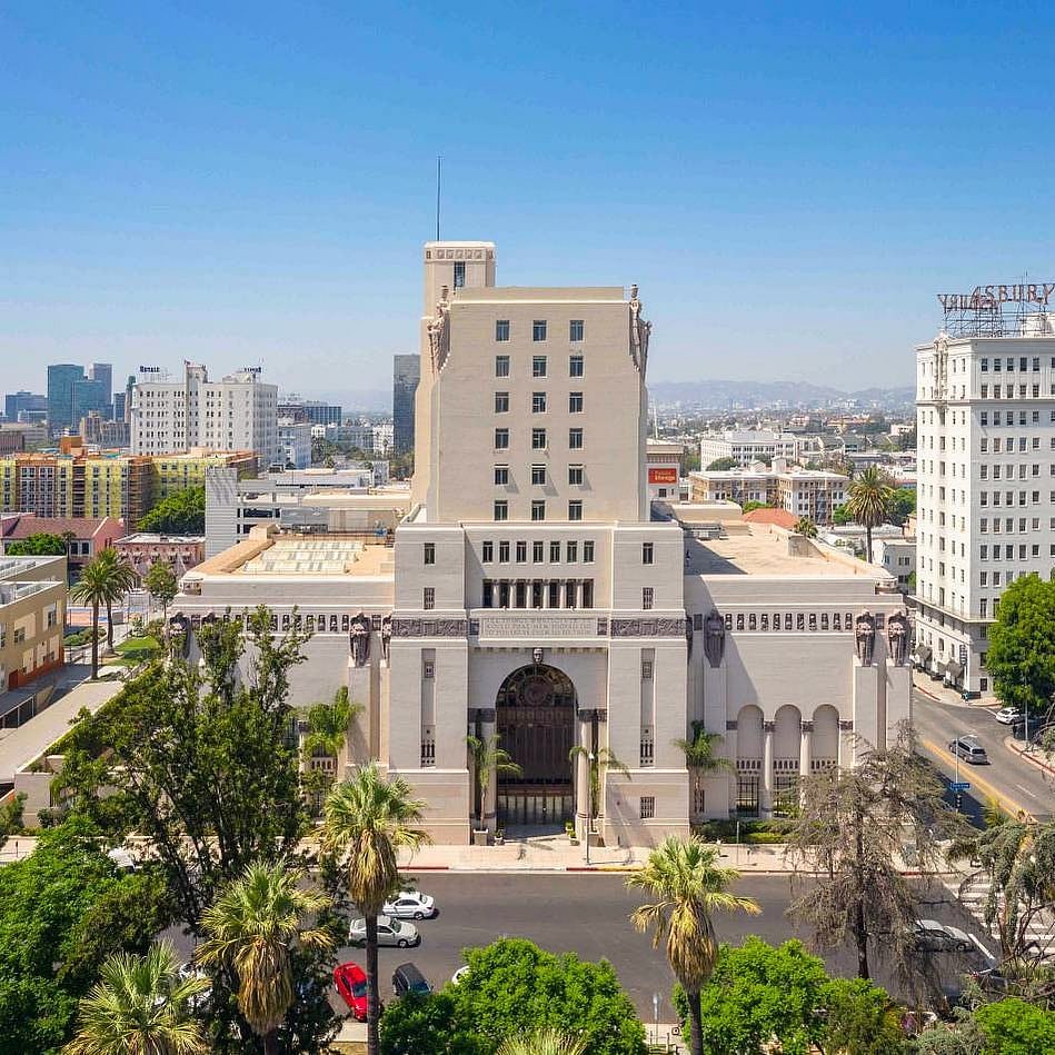 You can stay in this hotel designed by the renowned Art Deco architect Claud Beelman