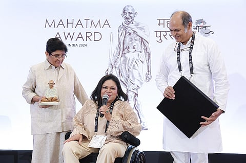 Sminu Jindal (centre) receives the Mahatma Award 2024