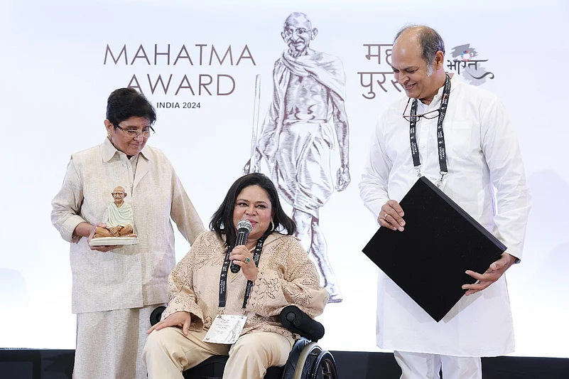 Sminu Jindal (centre) receives the Mahatma Award 2024