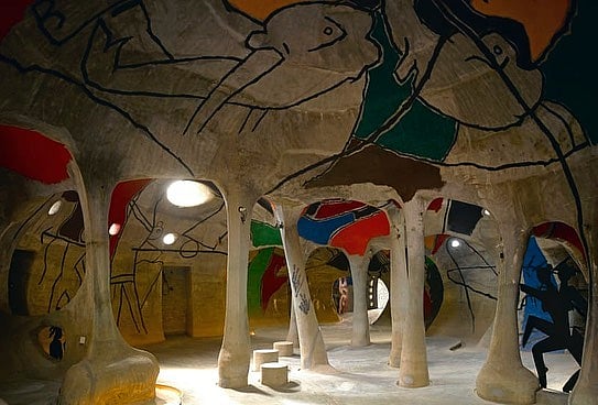 The cave-like underground structure of Amdavad Ni Gufa has a roof made of multiple interconnected domes covered with a mosaic of tiles