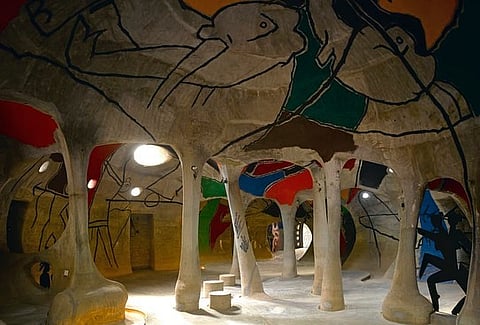 The cave-like underground structure of Amdavad Ni Gufa has a roof made of multiple interconnected domes covered with a mosaic of tiles