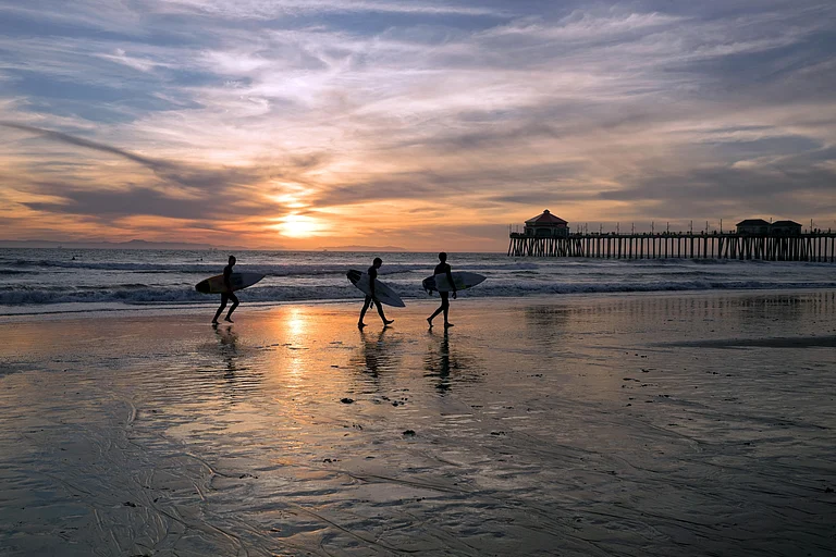 A beautiful sunset at Huntington Beach, California - Pixabay