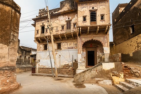 One of the many Shekhawati havelis that lay in ruins today. 