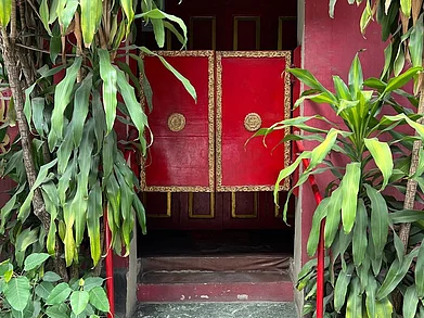 adi_photomaniac/Instagram : The entrance to the Kwan Kung temple in Mumbai