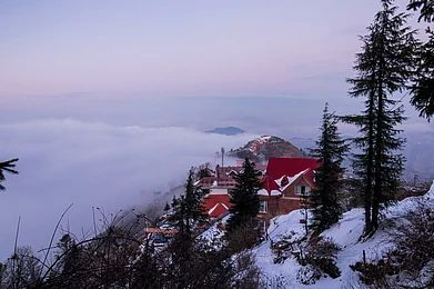 Shutterstock : Clouds roll into Fagu in Himachal Pradesh