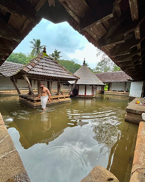 The sanctum sanctorum hosts a Shivalinga surrounded by water. 