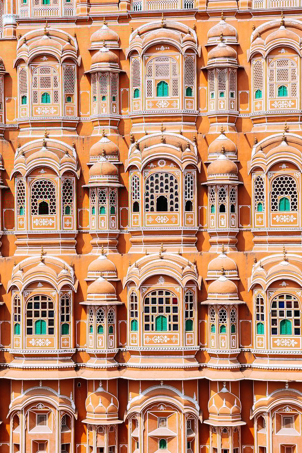 Shutterstock : The façade of the Hawa Mahal in Jaipur