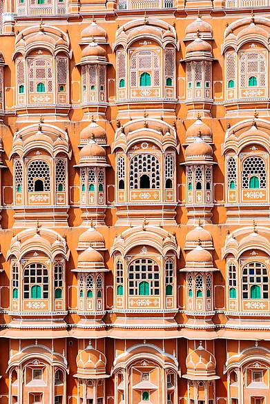 Shutterstock : The façade of the Hawa Mahal in Jaipur