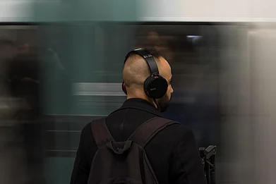 Pixabay : A man in transit wearing headphones
