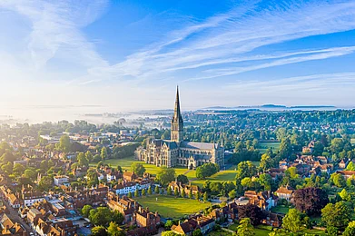 Robert Harding Video/Shutterstock : The Salisbury Cathedral of Wiltshire on a summers day