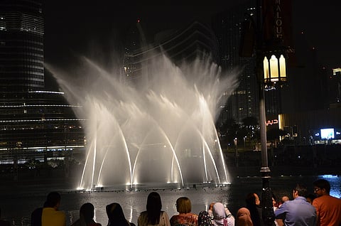 Set within the Burj Lake, at the base of the Dubai Mall, powerful water jets are strategically arranged