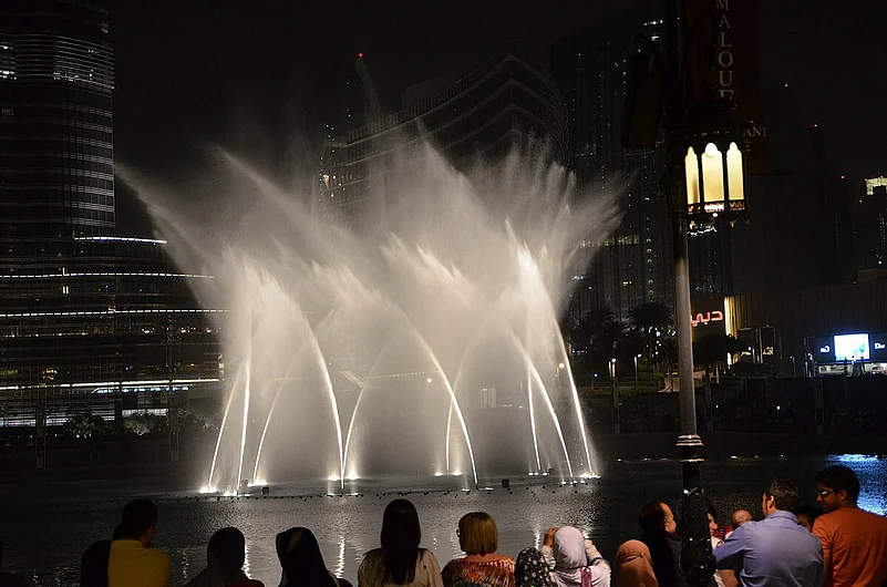 Set within the Burj Lake, at the base of the Dubai Mall, powerful water jets are strategically arranged