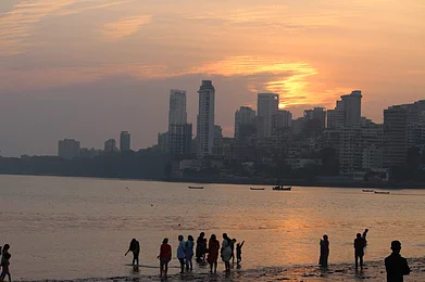 POWERdhoom4/Shutterstock : Sunset as seen from Juhu Beach in Mumbai