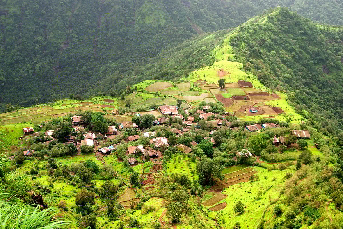 Matheran is a hill station that bewitches tourists with its quintessential serenity and untouched beauty