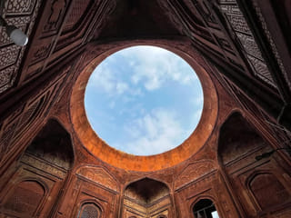 shantanu0313/Instagram : Interior of the Shahpeer Sahab ki Dargah in Meerut
