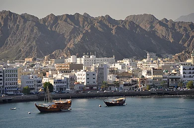 Wikimedia Commons : A view boats sailing in Muscat