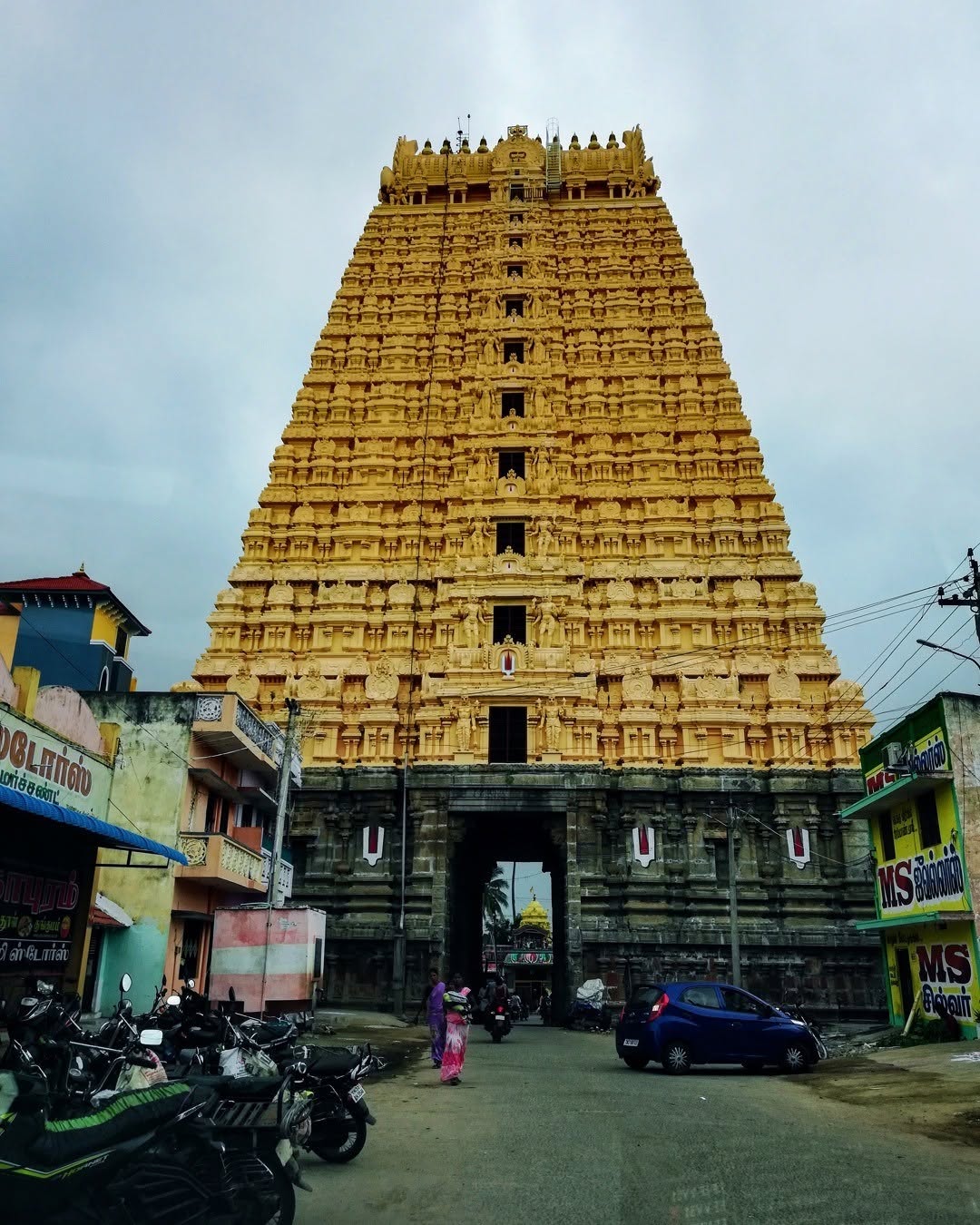 The elevated roof of the Sri Ulagalantha Perumal Temple is designed to accommodate the size of the deity Thrivikrama, which stands at 35 feet tall