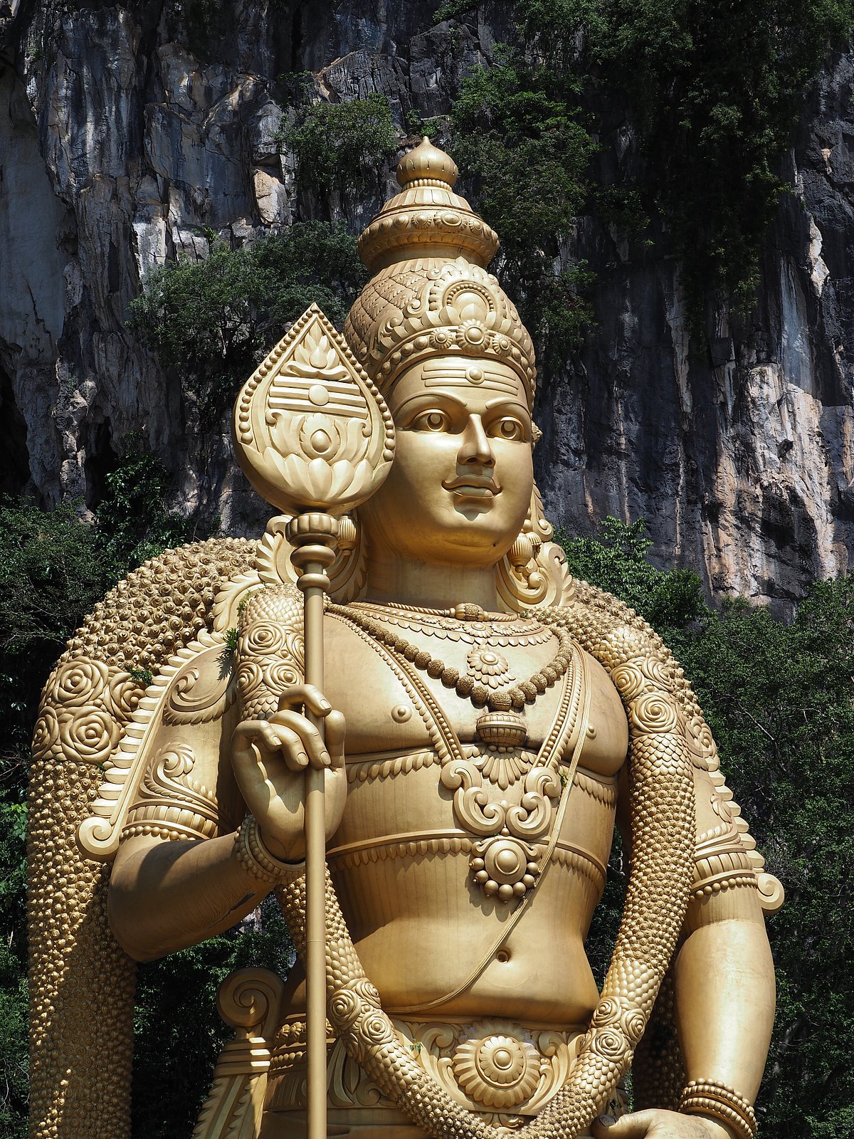 Shutterstock : The Lord Murugan statue in front of the Batu Caves in Malaysia