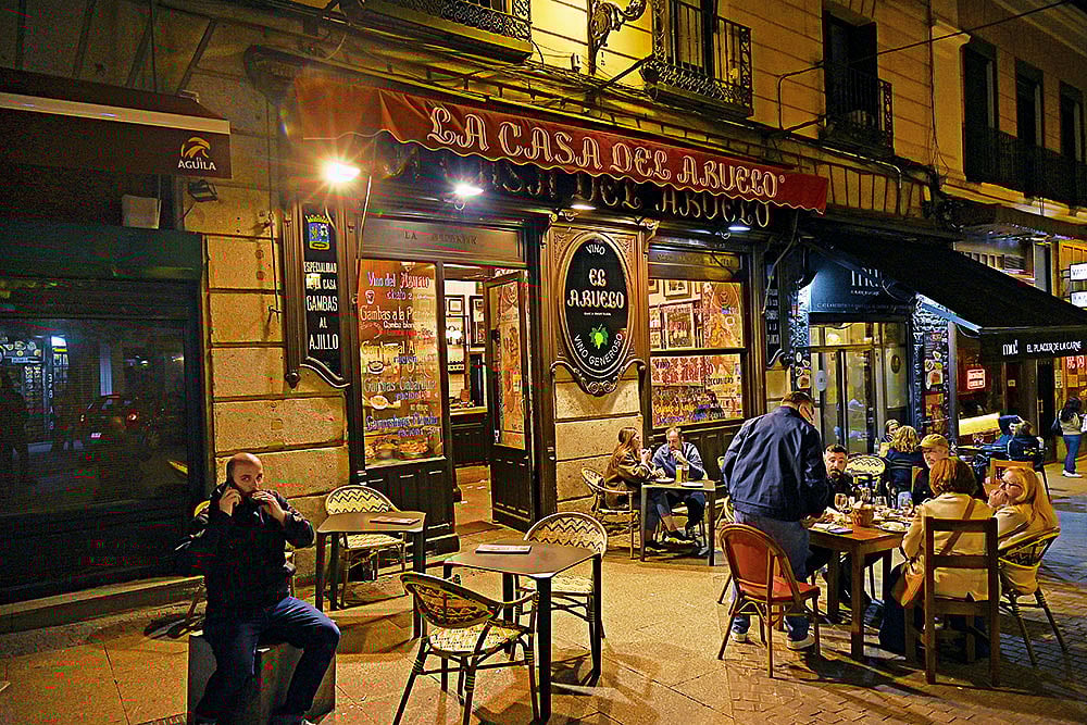 Shutterstock : The tapas bar La Casa del Abuelo in Madrid 