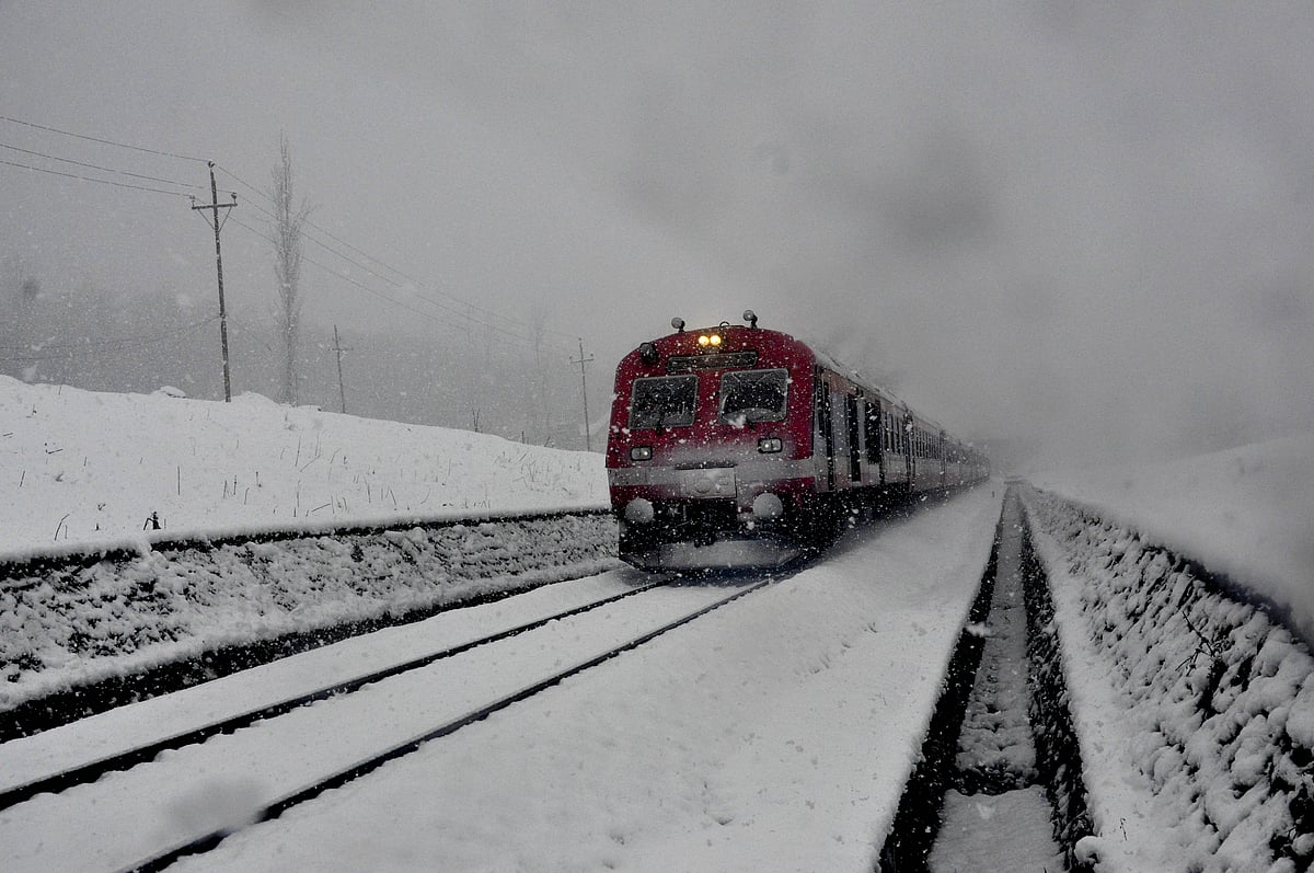 A train navigates heavy snowfall on a Banihal Baramulla railway track (file pciture)