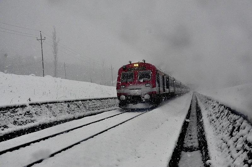 A train navigates heavy snowfall on a Banihal Baramulla railway track (file pciture)