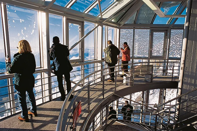 At 3,454 m, the Jungfraujoch offers a breathtaking panorama—snowy peaks,
the Aletsch Glacier, and views stretching to France