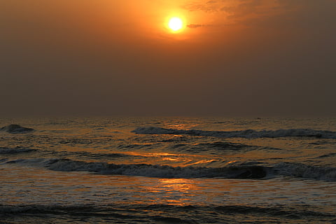Head to Thiruvanmiyur beach for breathtaking sunsets. 
