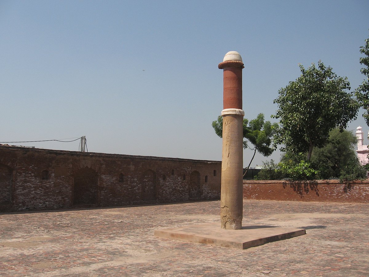 The pillar at Fatehabad, inside another complex that dates to the Tughlak era.