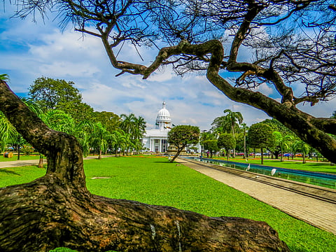 The Colombo Public Library is situated in Viharamahadevi Park.