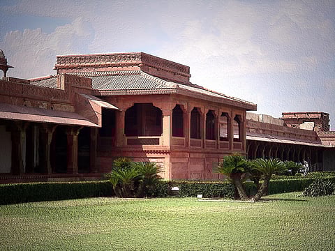 The Diwani-i-Aam courtyard served as a venue for various public gatherings.