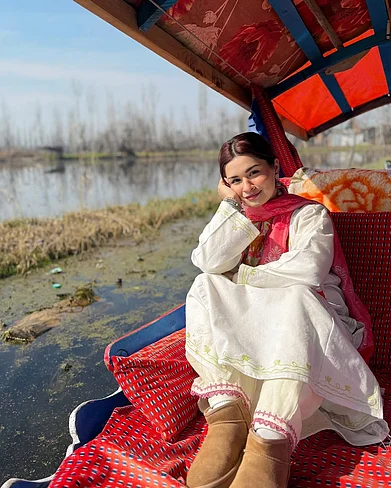 avneetkaur_13/instagram : Avneet Kaur recently took a Shikara ride in Kashmir