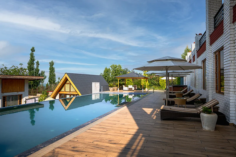 The pool at Rah Bagh