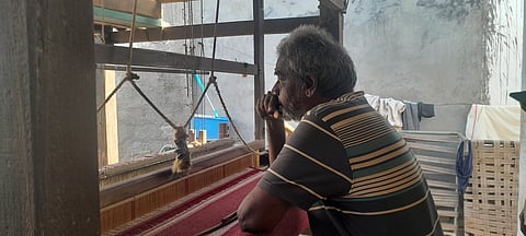 Hamir Daya Vankar working at his machine in Bhujodi