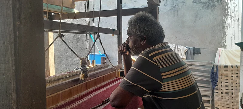 Hamir Daya Vankar working at his machine in Bhujodi