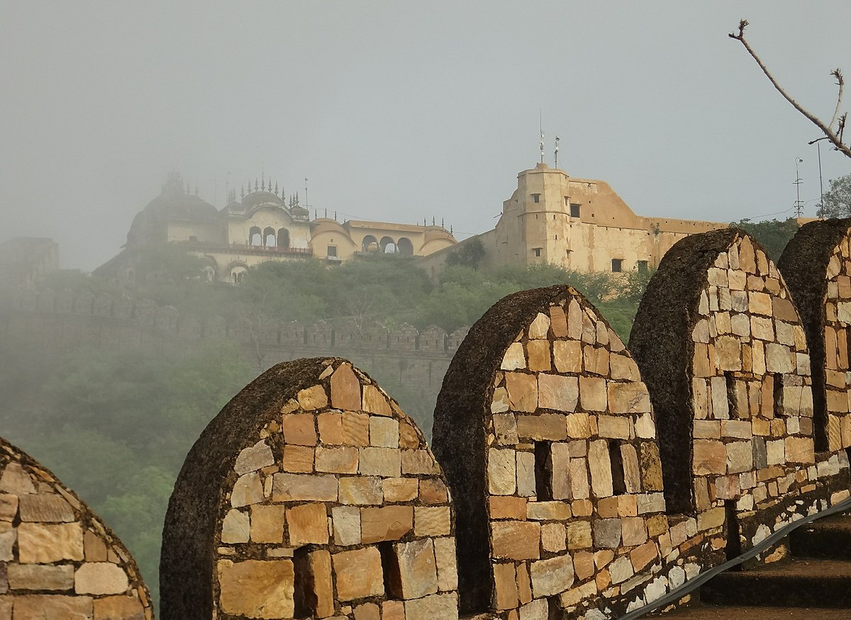 Known for its impressive grandeur, Bala Qila is perched atop a steep cliff, standing 1,000 ft above the ground.