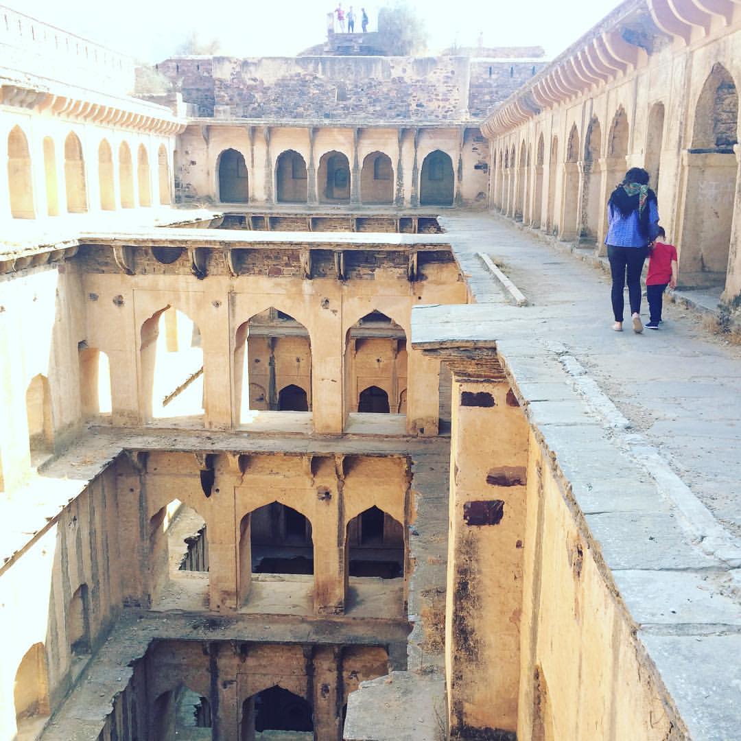 Neemrana Baori is situated close to the fort-palace.