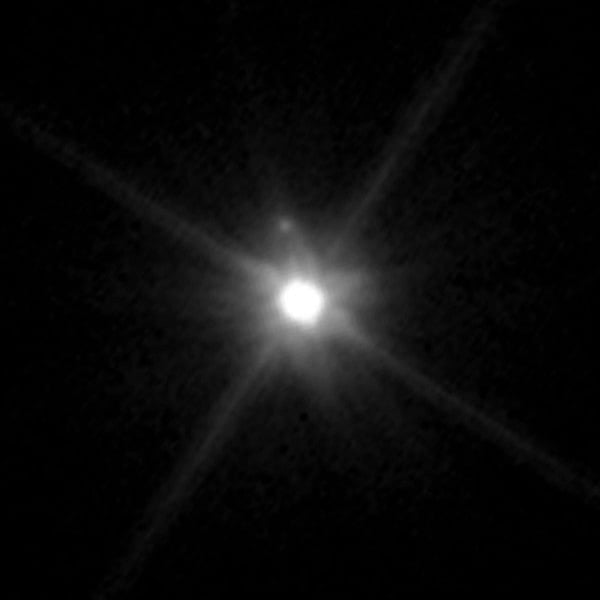 Low-resolution image of Makemake and its unnamed moon 