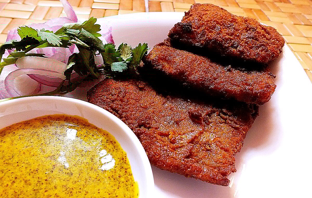 Riya Chattopadhyay/Wiki Commons : Kolkata fish fry is made by marinating flaky Kolkata bhetki fish with fresh herbs, garlic, onions, and spices.