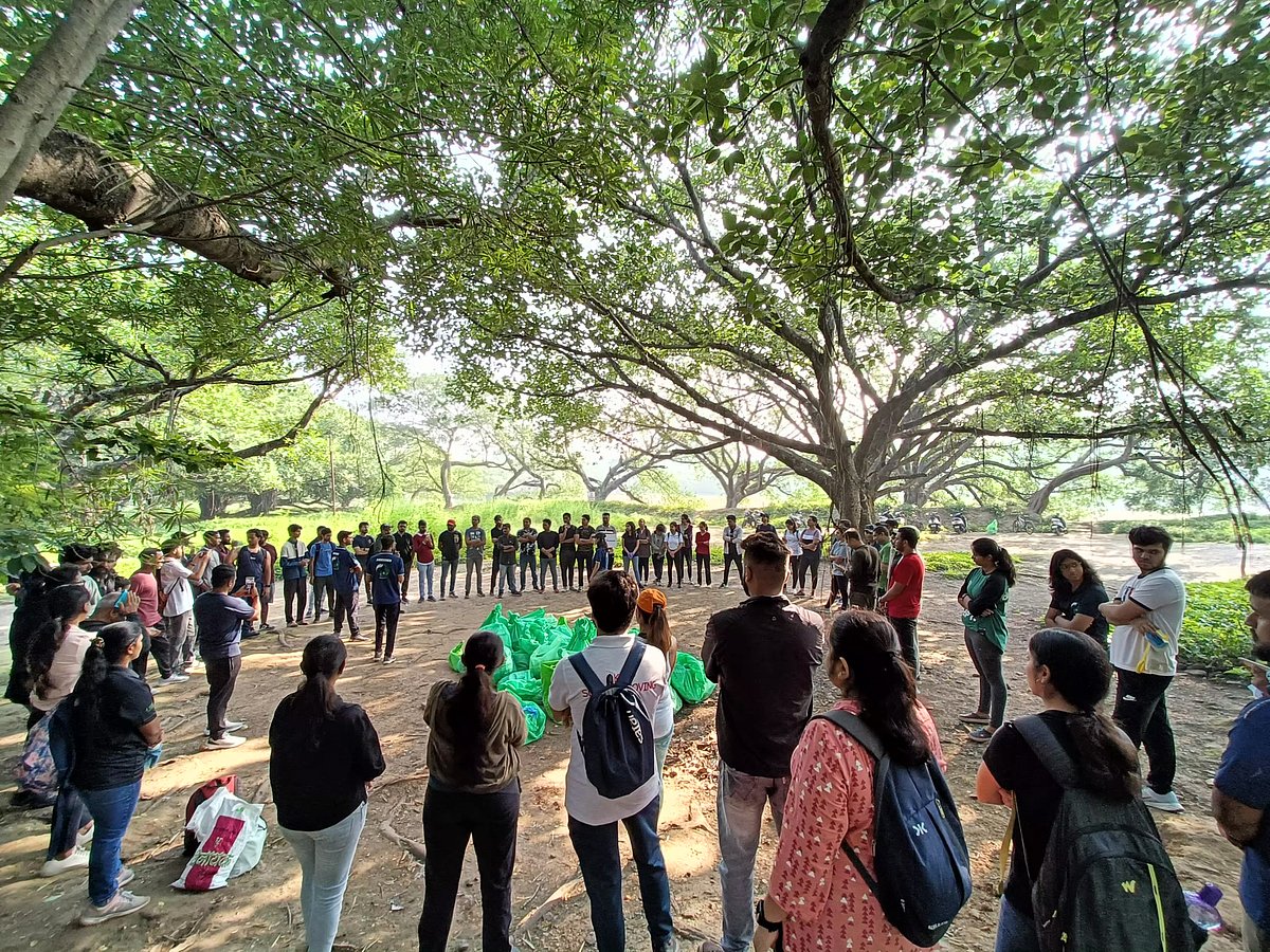 A briefing session before a plog drive. 