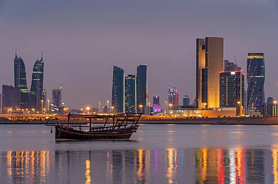 N__CA/Shutterstock : Night view of Manama along the Bahrain Bay