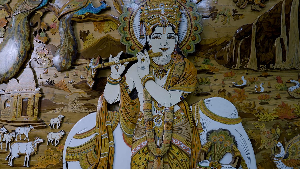 Mysore’s rosewood inlay items frequently depict nature and Hindu mythological epic stories