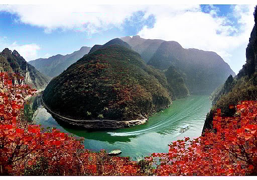 The Yuntaishan UNESCO Global Geopark of China features the countrys longest waterfall. 