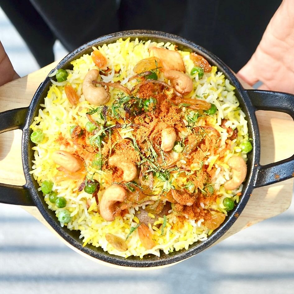Unicorn Noms Arabic biryani is made of basmati rice, tender jackfruit seasoned with aromatic spices, vegan yogurt, potato, peas, sultanas, coriander leaves, cashews, fresh mint and fried onions