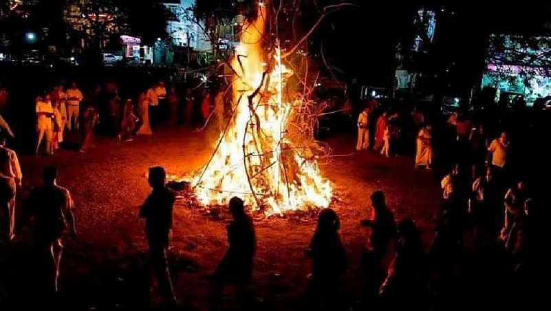 The Holika Dahan ritual that finds origin in a Hindu legend is a significant part of Shimga celebrations.