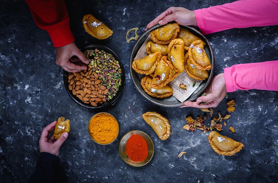 Wikimedia Commons : Indulge your taste buds in some delicious and specially curated menus this Holi 