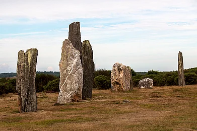 Christian Duprez/Wiki Commons : Menhirs are upright stones that could be ritual locations or astronomical tools